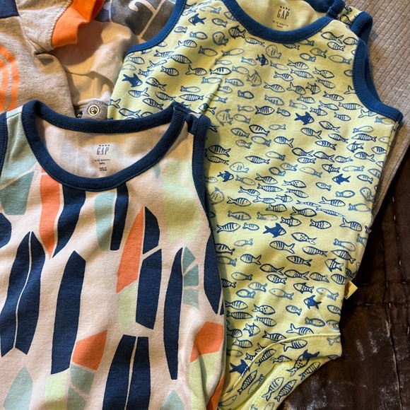 GAP bundle 6-12 month body suits - Picture 2 of 6